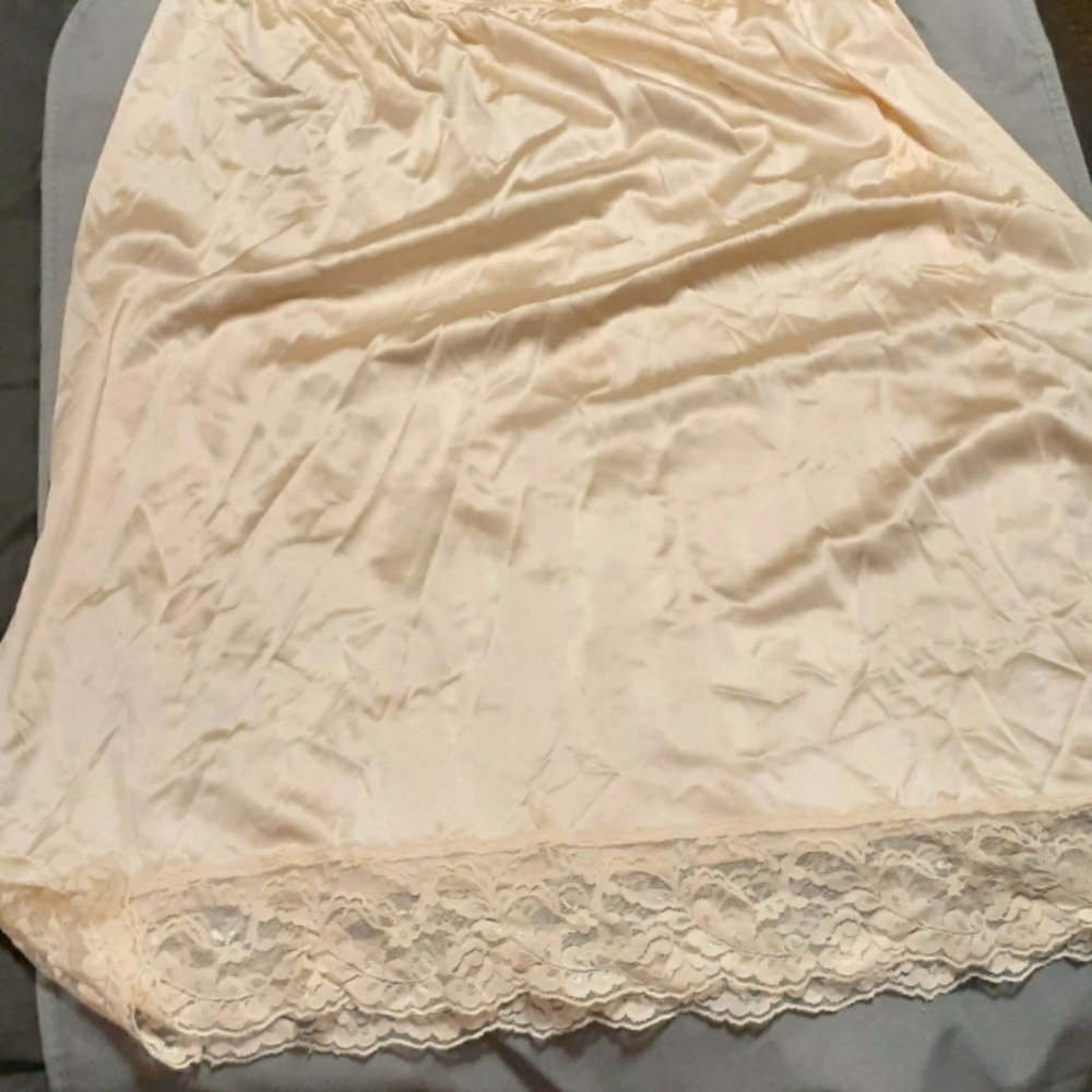 2x Vassarette white slip
